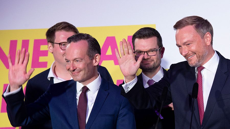 El líder del FDP, Christian Lindner, y otros miembros del Partido Liberal celebran los resultados cosechados en las elecciones alemanas.
