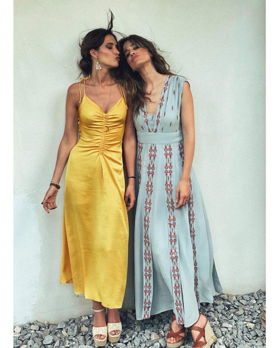 Sara Carbonero con un vestido amarillo