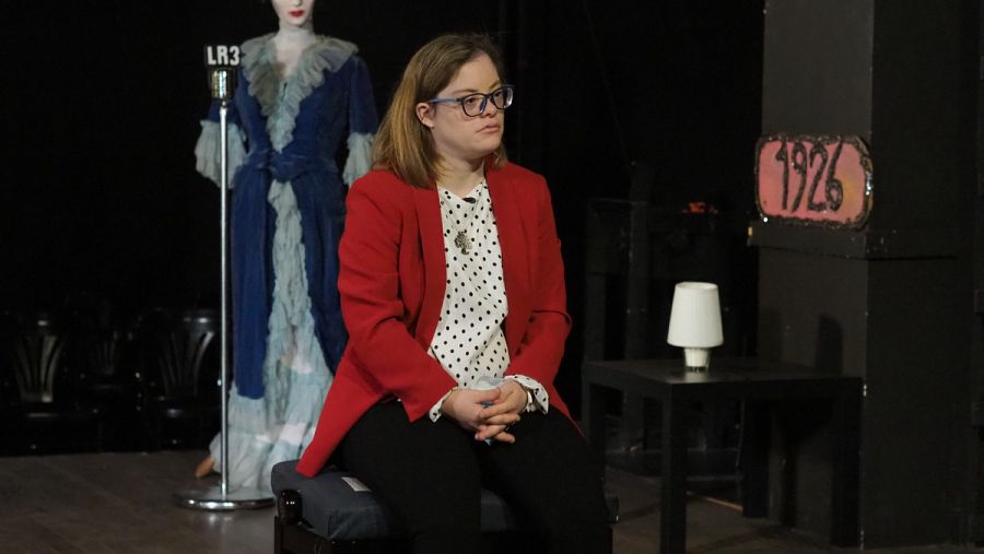 Gloria Ramos actriz entrevistada por Objetivo igualdad en la sala Tribueñe