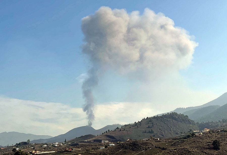 Columna de humo desde el volcán de Cumbre Vieja