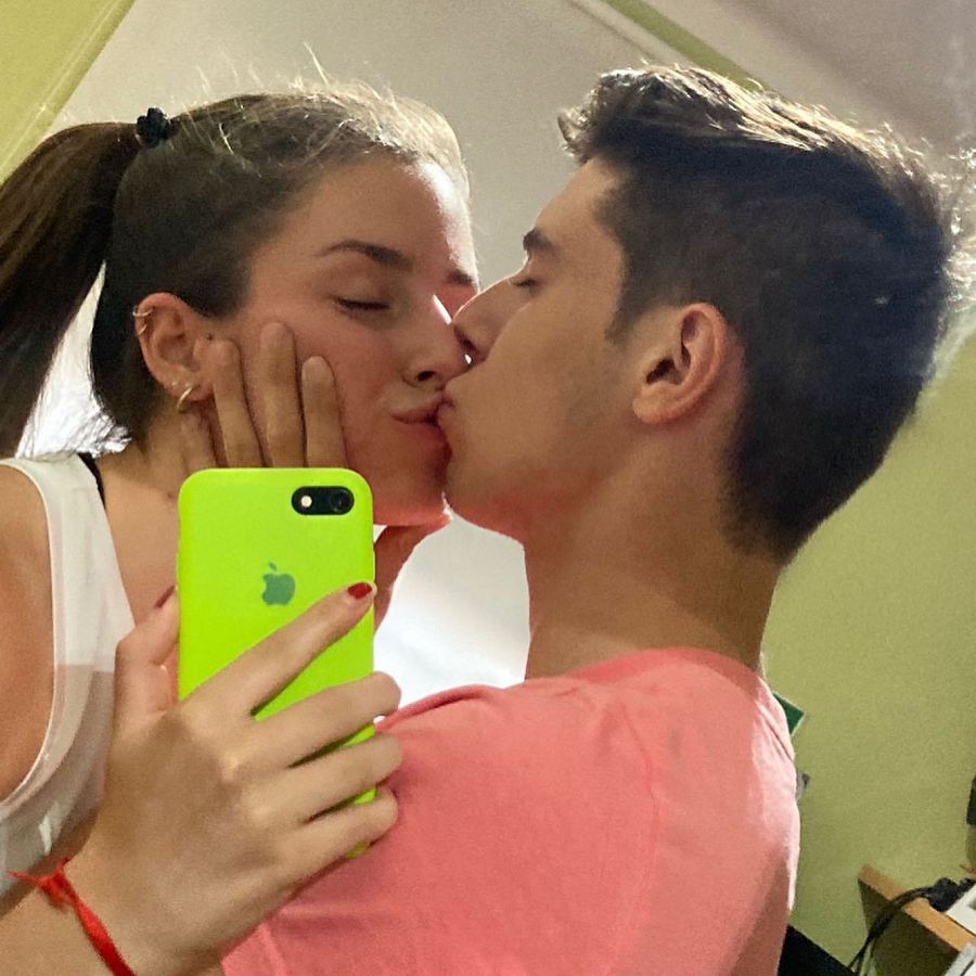 Dean Berta Viñales y Rebecca Ortolá se besan