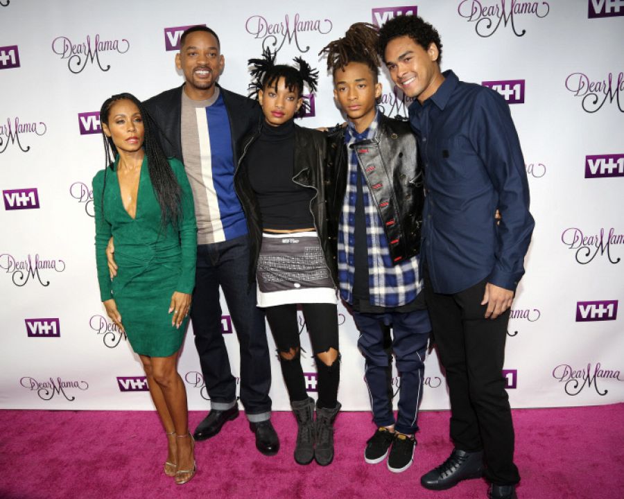 Will Smith y Jada Pinkett posando junto a sus hijos