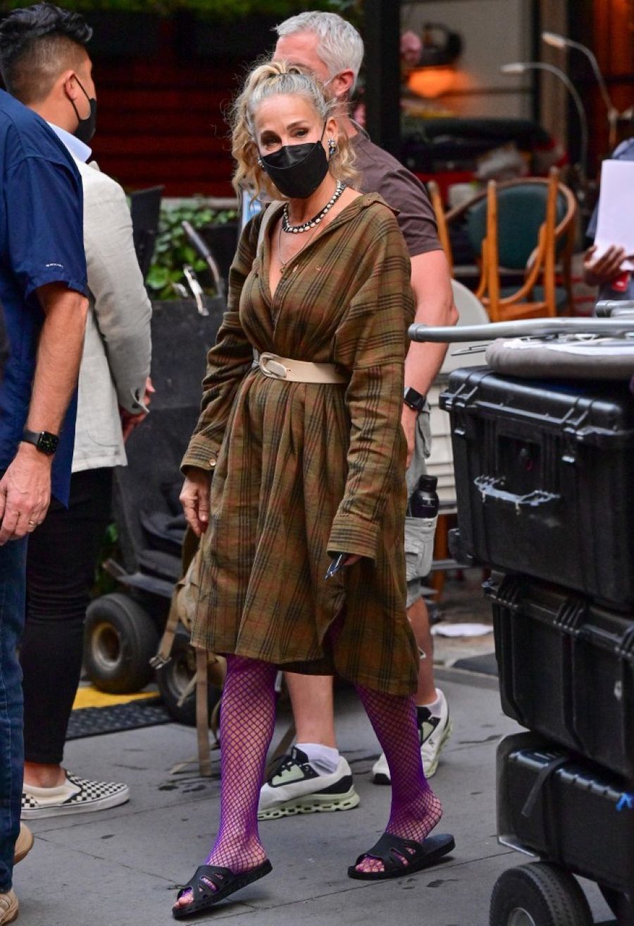 Sarah Jessica Parker camina por Nueva York con una falda larga a rayas gris negra y roja y un top gris