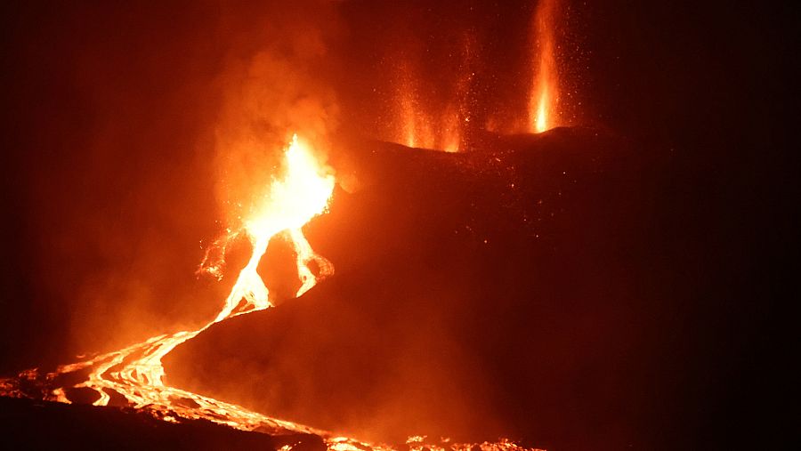 Lava cayendo por la ladera del volcán de Cumbre Vieja