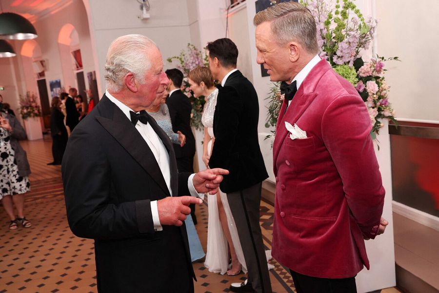 El príncipe Carlos charlando con Daniel Craig