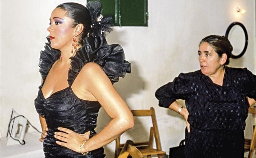 Isabel Pantoja y su madre, doña Ana, mirando hacia la izquierda. Las dos van vestidas de negro