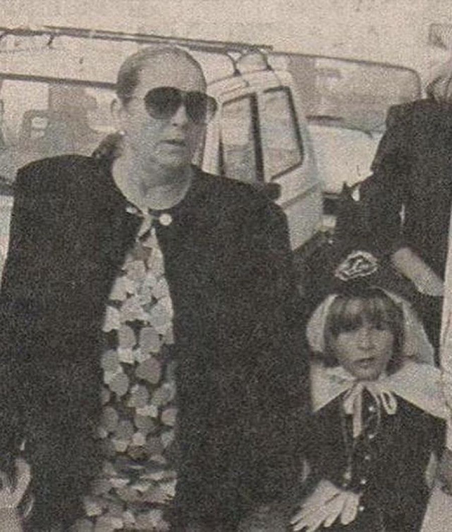 Doña Ana fue con Kiko Rivera con dos años en una foto en blanco y negro andando por la calle