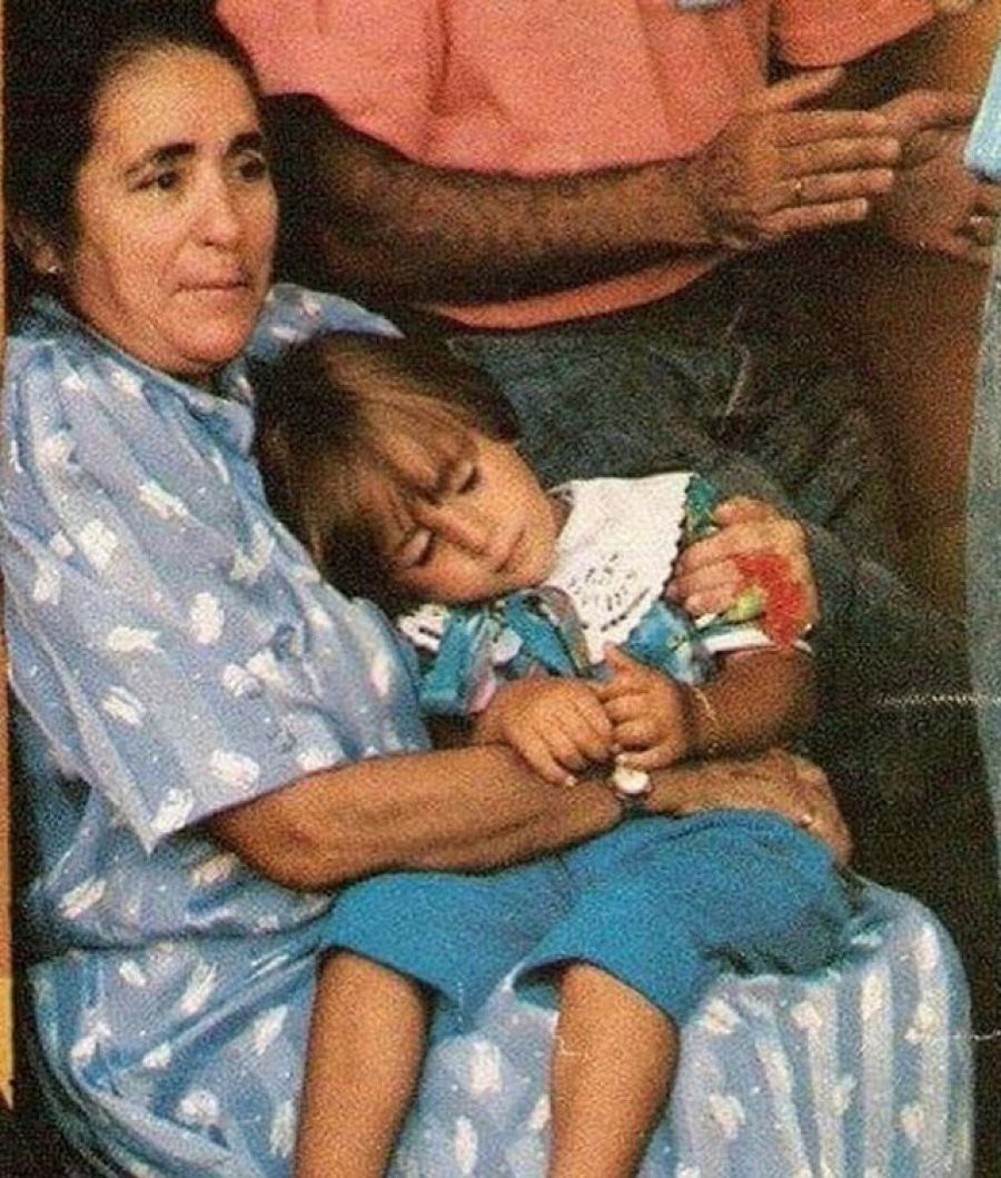 Doña Ana abraza a Kiko Rivera de niño