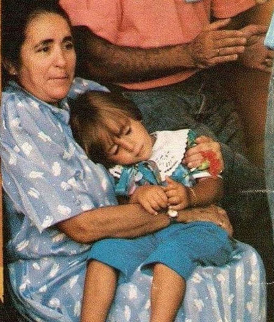 Doña Ana abraza a Kiko Rivera de niño