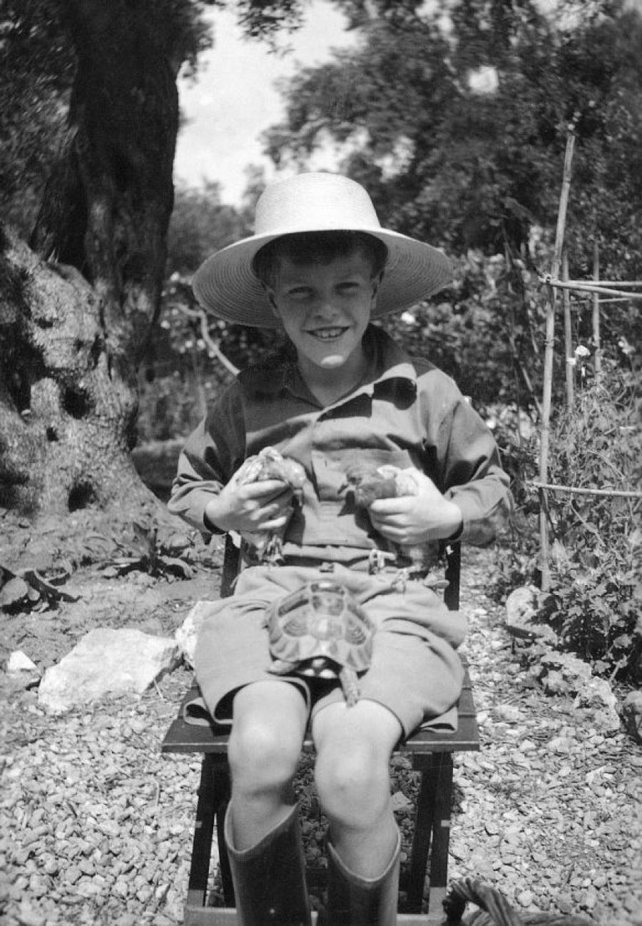 Gerald Durrell está representado en la serie en el personaje de Gerry, interpretado por Milo Parker. Esta es la foto en la que se basa la adaptación.