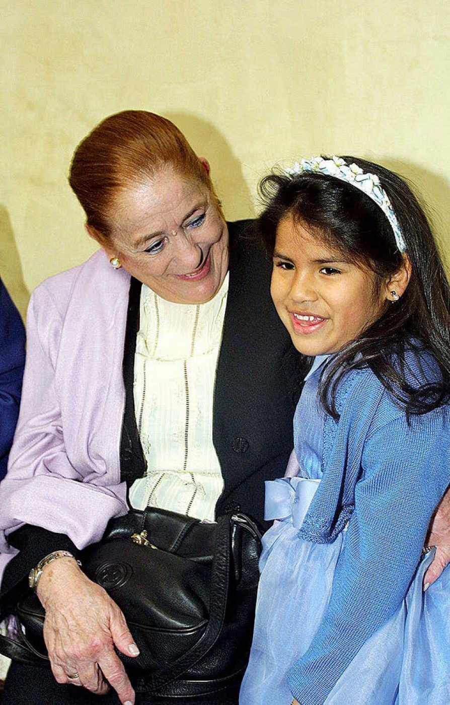 Chabelita en el regazo de doña Ana de pequeña