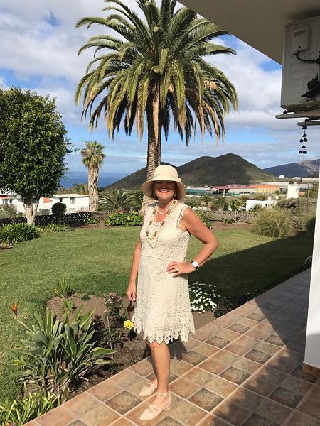 Canu, en el jardín de su casa, con la montaña de Todoque al fondo.