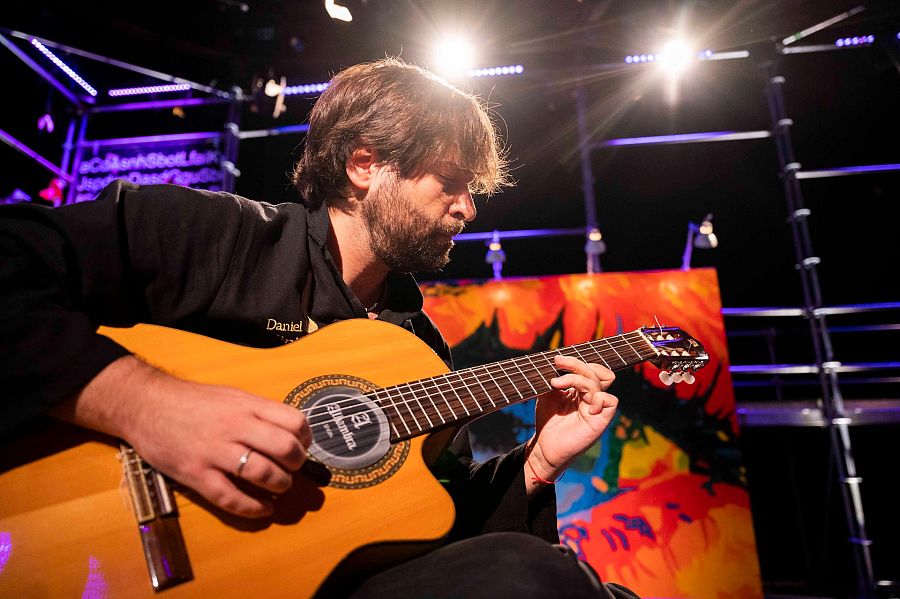 Moment de l'actuació de Daniel Minimalia amb la guitarra espanyola al plató de 'Punts de vista'