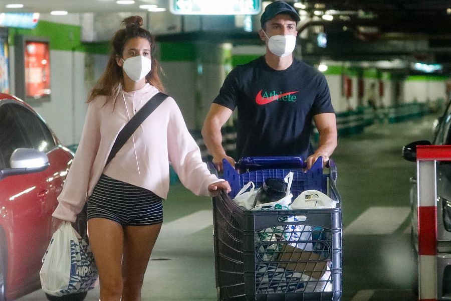 Álex González y María Pedraza con un carrito de la compra