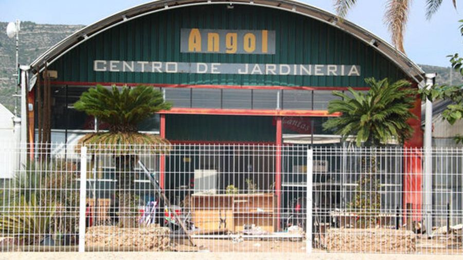 Centre de jardineria d'Alcanar, amb tot el material destrossat per la riuada, a la porta