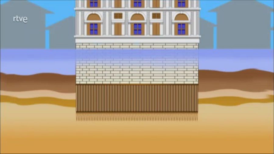 Pilares de madera bajo los edificios de Venecia