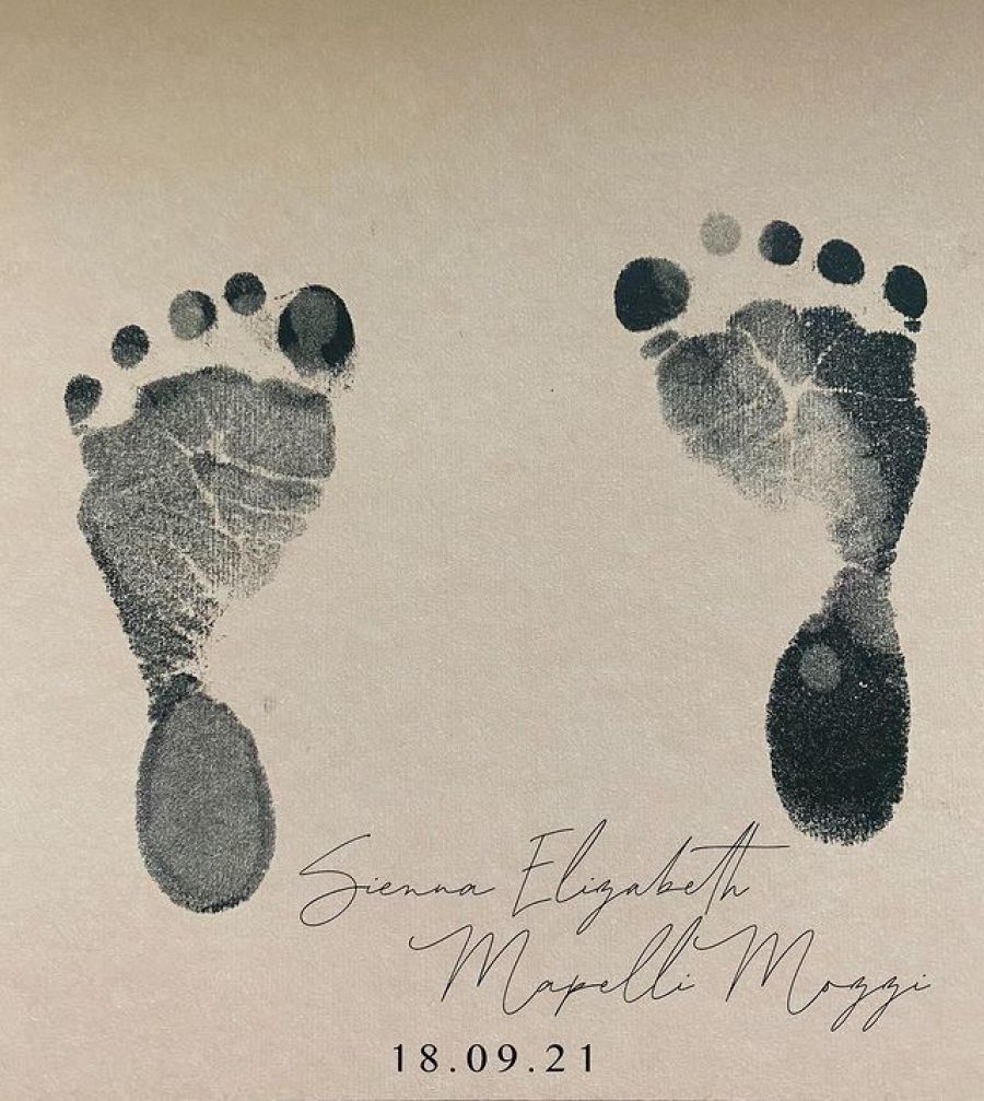 Una imagen de las huellas de los pies del bebé de Beatriz de York y Edoardo Mapelli