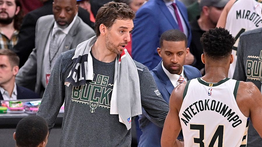 Gasol anima a Antetokounmpo en un tiempo muerto