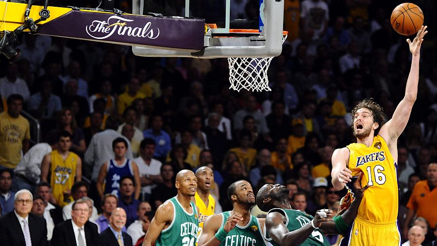 Pau Gasol intenta un gancho, durante las Finales de la NBA 2010