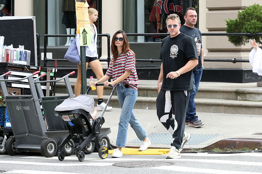 La modelo Emily Ratajkowski y su esposo Sebastian Bear-McClard