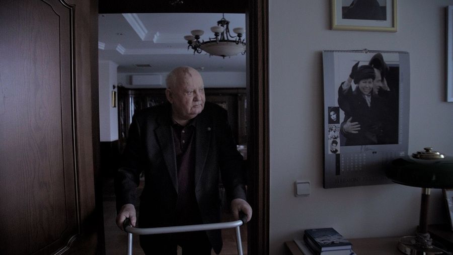 Gorbachov en su casa y la fotografía con su mujer, Raisa