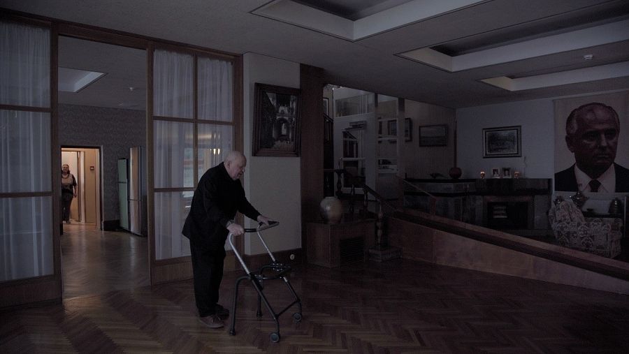 Gorbachov en su casa con su fotografía de fondo