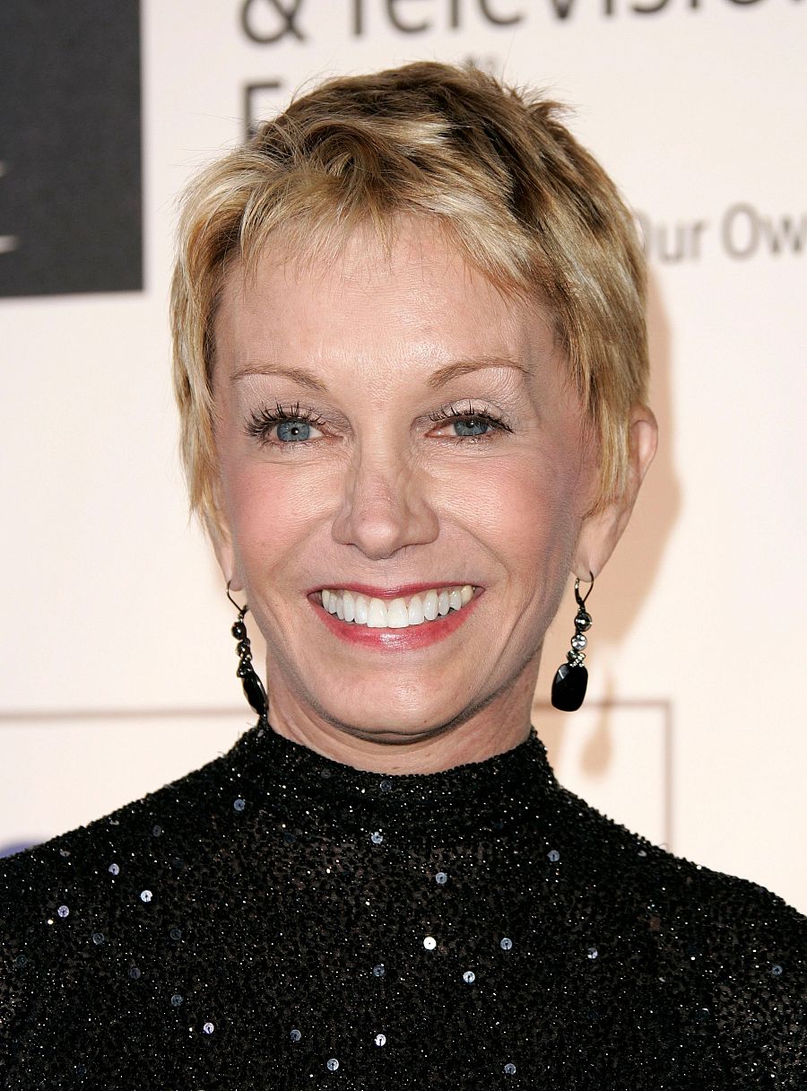 Sandy Duncan con el pelo corto rubio y gafas negras