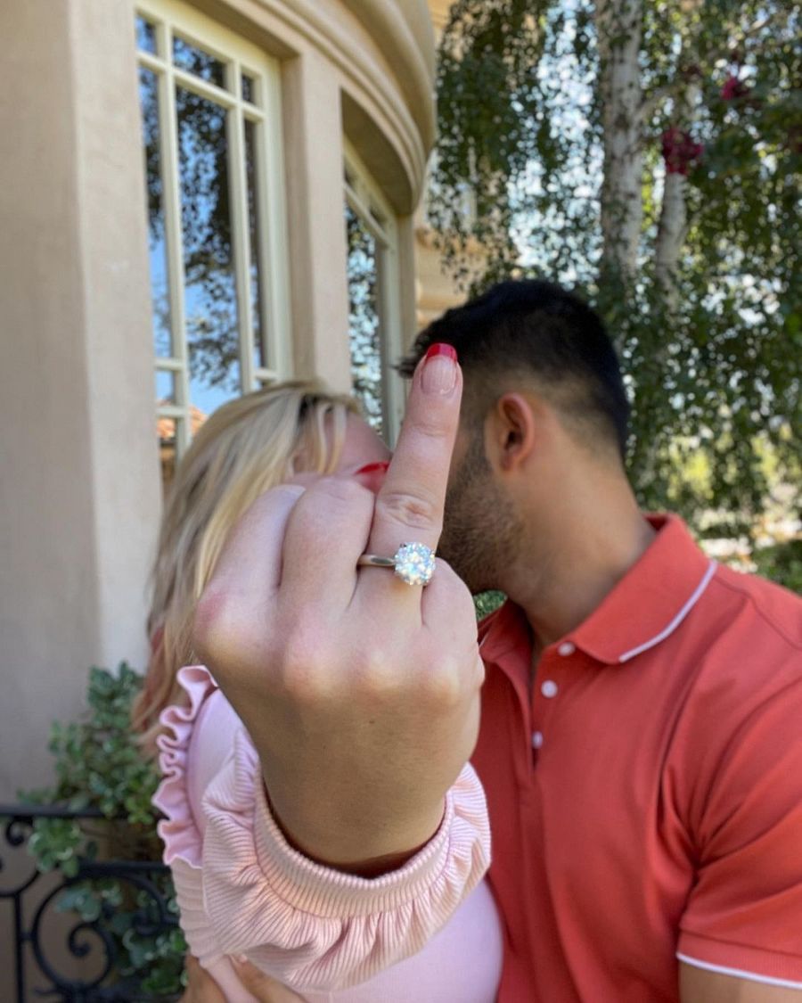 Britney Spears enseña su anillo de compromiso