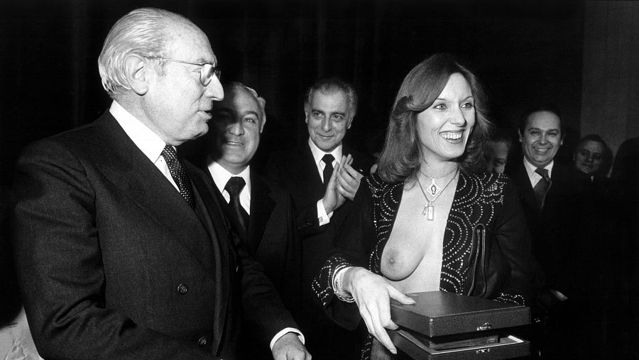 Susana Estrada junto a Tierno Galván en la recogida del premio a la 'mujer más popular' en 1978