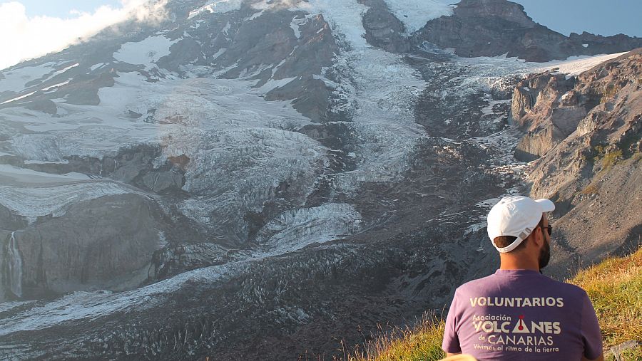 Un miembro de la asociación, durante un viaje al Monte Rainier (EE.UU.), considerado uno de los volcanes más peligrosos del mundo.