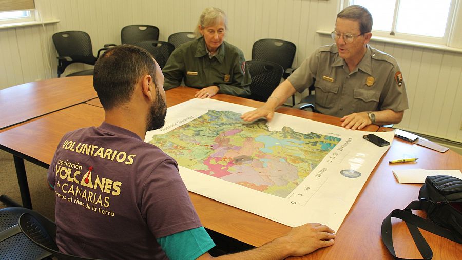 Entrevista de los responsables de seguridad de Yellowstone (EE.UU.) con miembros de Volcanes de Canarias.