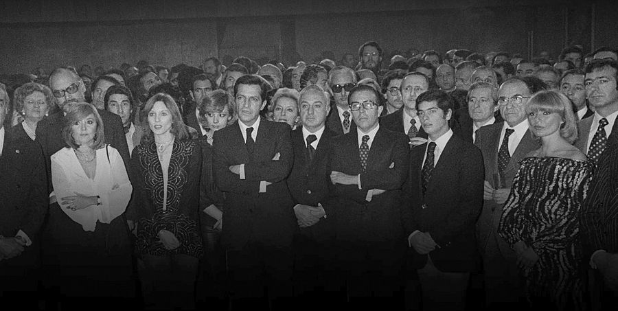 Susana Estrada junto a Adolfo Suárez y otros personajes de la época en la recogida de premios del diario Pueblo