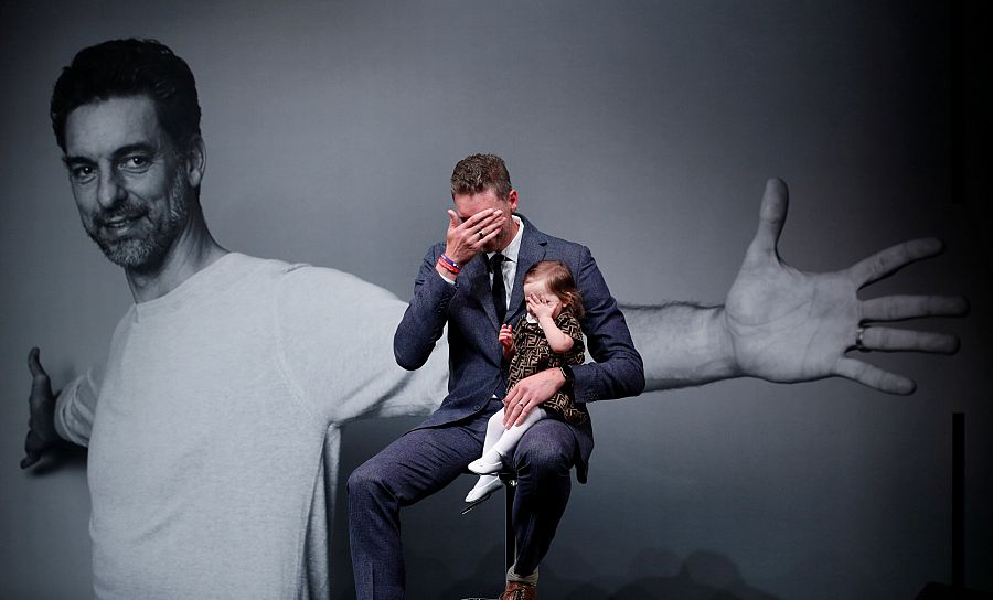 Pau Gasol y su hija se tapan la cara
