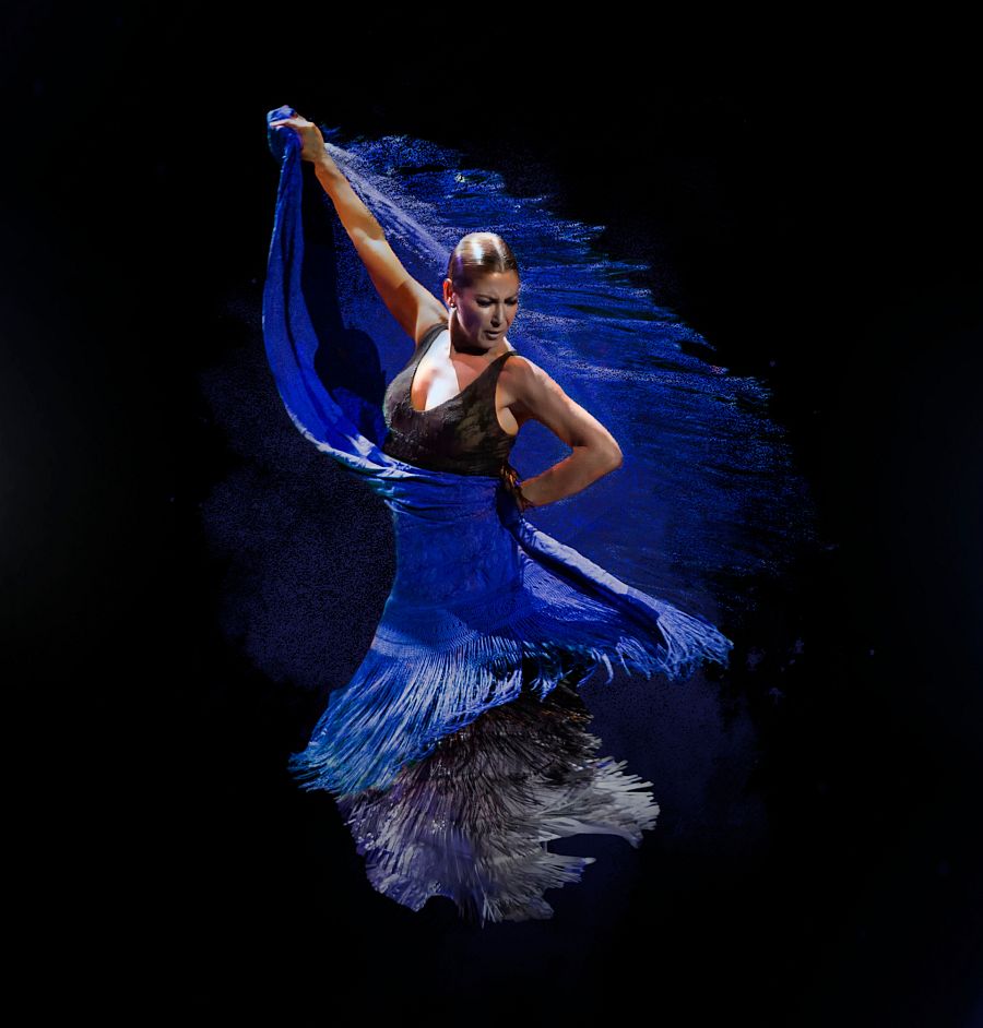 La artista asegura que le gusta bailar con elegancia, sin adornos y siente predilección por los mantones de manila