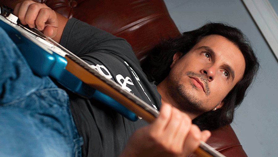 El guitarrista y cofundador de El Canto del Loco, Iván Ganchegui