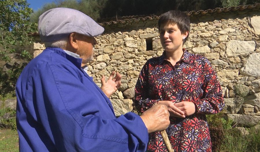 Ánxela Fernández, alcaldesa del concello de O Rosal, conversa con Nemesio