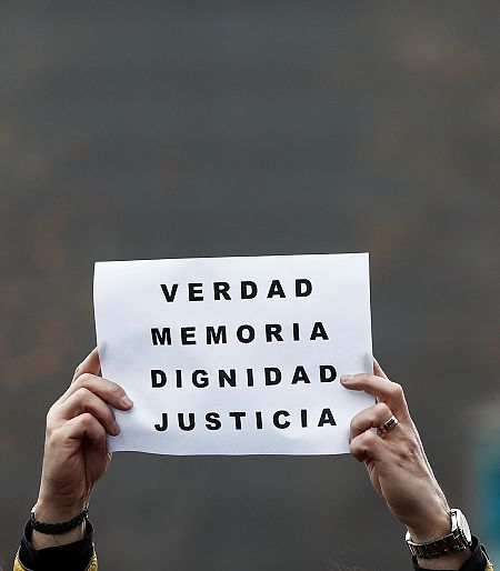 Pancarta fotografiada durante una concentración con motivo del Día Europeo de las Victimas del Terorrismo, en 2019. 