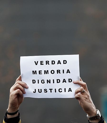 Pancarta fotografiada durante una concentración con motivo del Día Europeo de las Victimas del Terorrismo, en 2019.