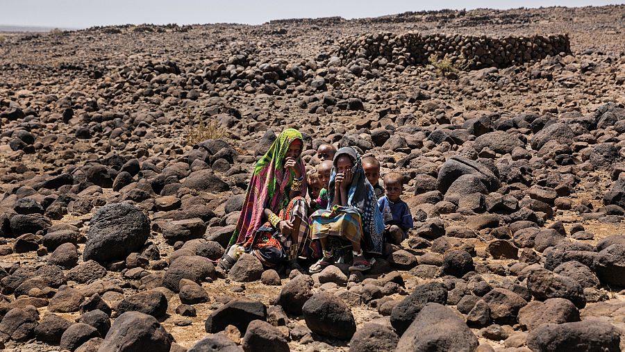 Una madre con sus hijos en el desierto en Sitti, Etiopía