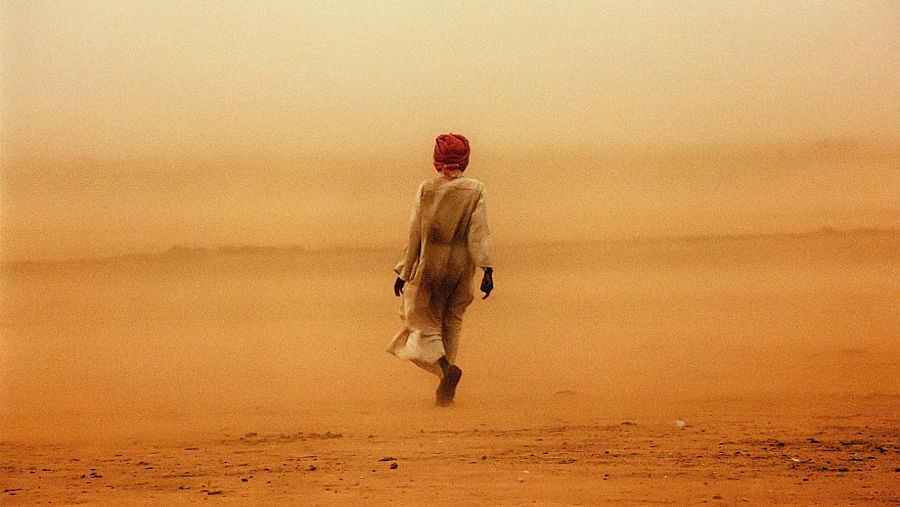 Hombre camina por el desierto en Darfur, Sudán, 2004