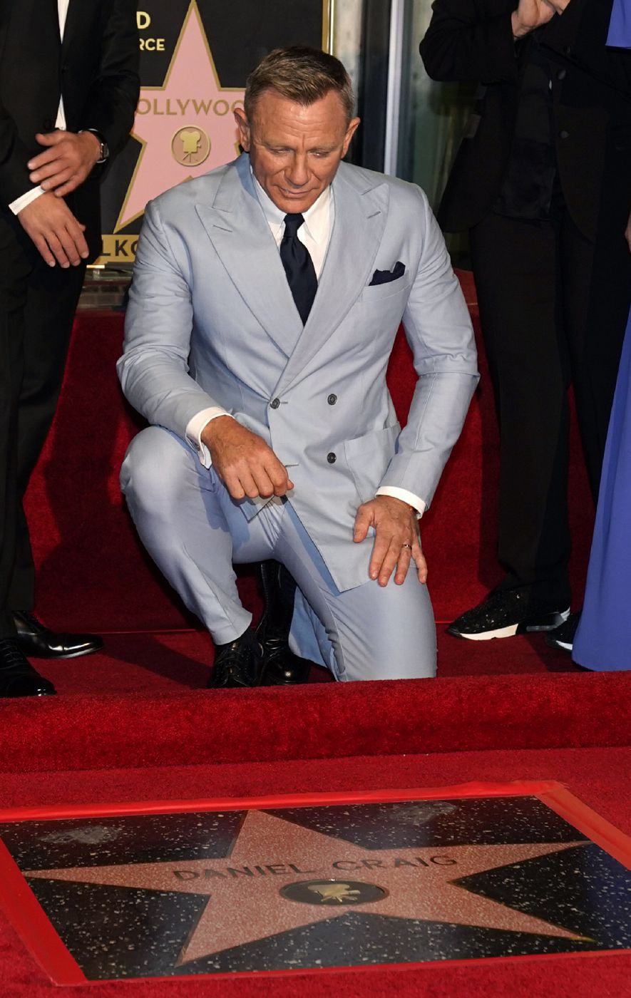 DANIEL CRIAG POSA CON SU ESTRELLA DE LA FAMA EN HOLLYWOOD