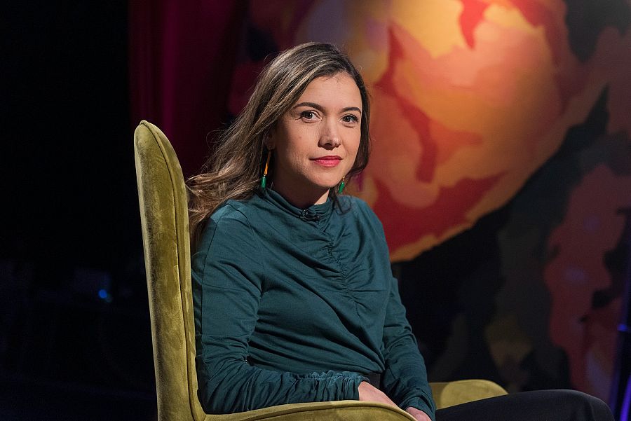 Mar Ulldemolins de perfil asseguda a un sofà al plató del programa