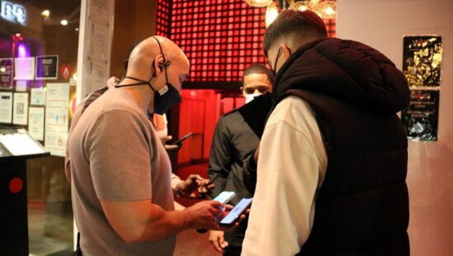 L'oci nocturn obre amb l'exigència que els clients presentin a la porta un certificat covid