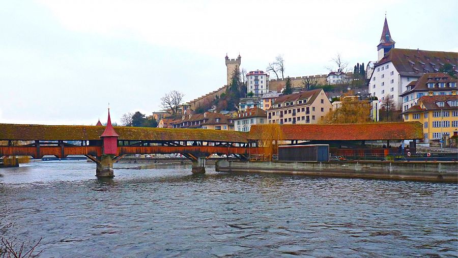 Spreuerbrücke sobre el río Reuss y parte de las murallas.