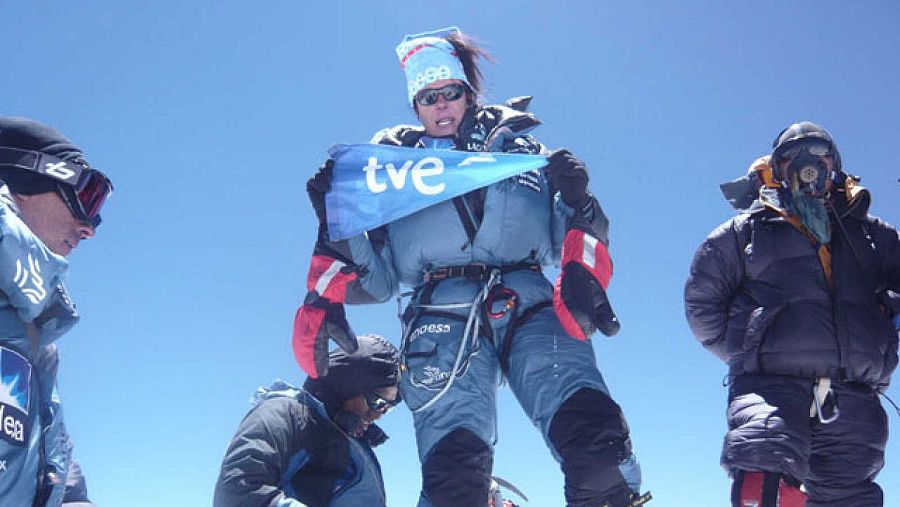 Edurne Pasaban con el equipo de 