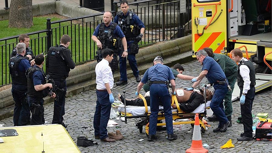 Los servicios de emergencias atienden a algunas víctimas de los atentados de Londres