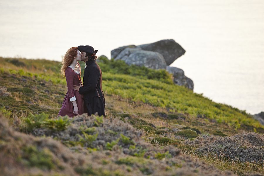 Ross Poldark y Demelza se besan