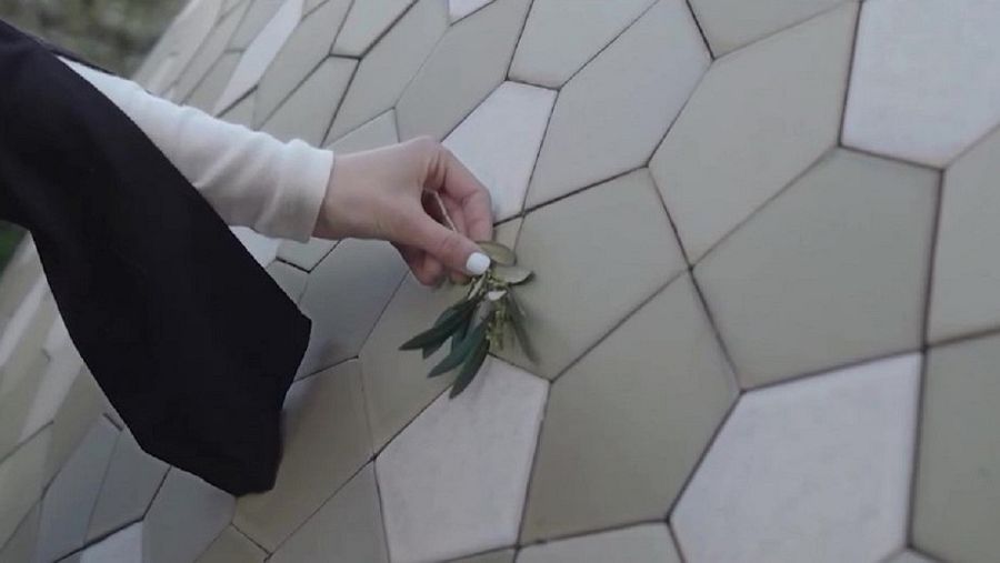 Reinterpretación del trencadís en Villa Stgilat