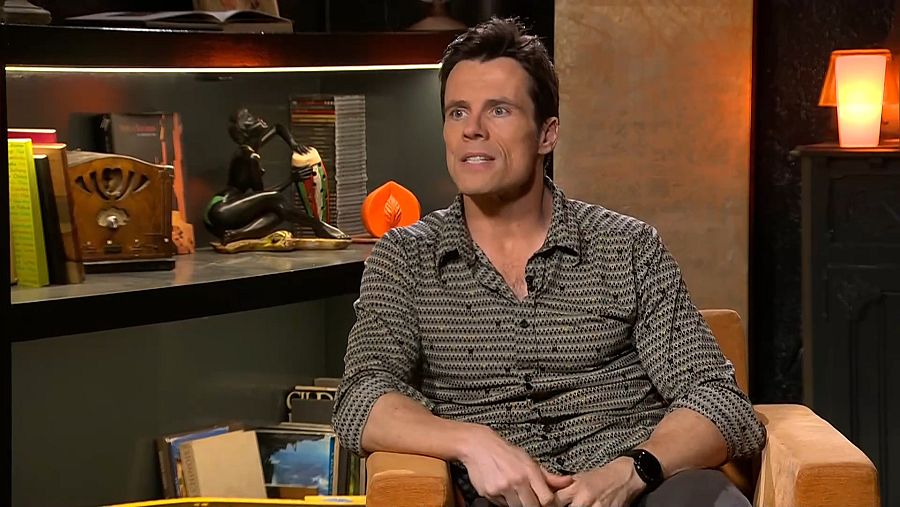 Octavi Pujades assegut a un sofà