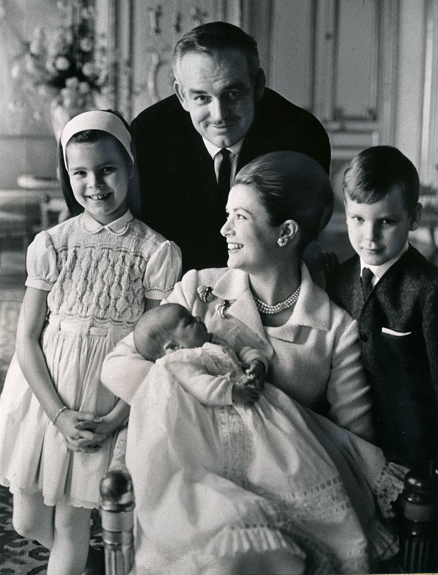 Grace Kelly junto a su marido y sus tres hijos